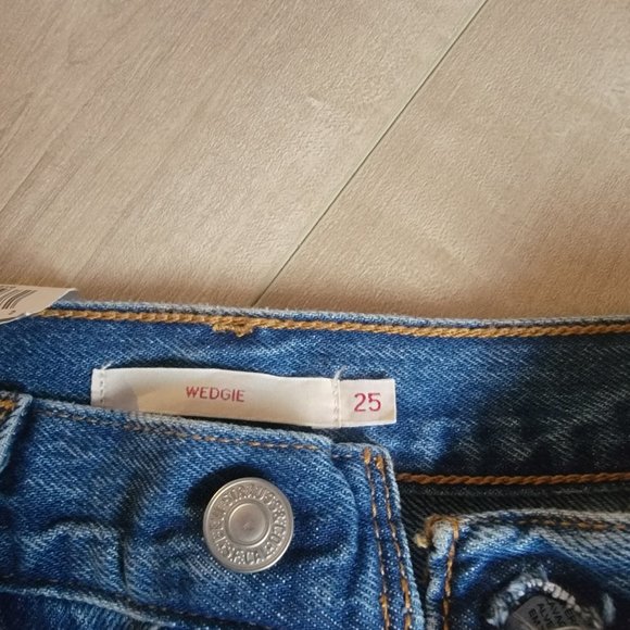Brand new levi wedgie jeans size 25 - Picture 2 of 3